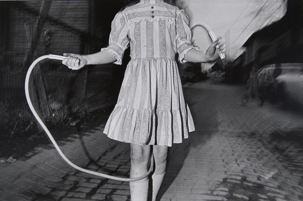 Mark Cohen, Jump Rope, 1975, gelatin-silver print. © Mark Cohen, courtesy of Wilson Centre for Photography.
