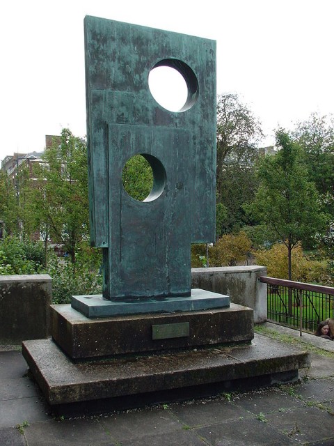 Barbara_Hepworth_sculpture,_University_of_Liverpool_web